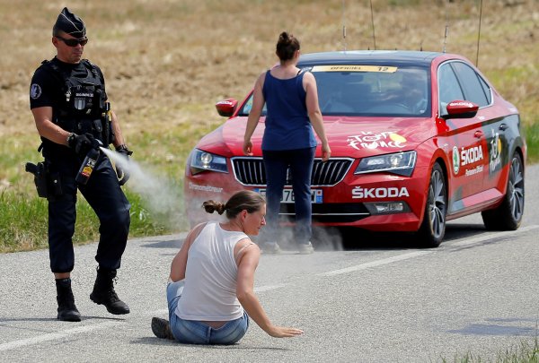 Fransız Polisi Hiç Bir Şey Yapmadan Oturan Göstericiye Biber Gazı Sıktı.